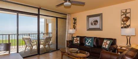 Great Space - The living room seats are comfortable, the view is spectacular, and the Texas experience is just around the corner. Book your stay today!
