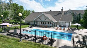 Seasonal outdoor pool & hot tub