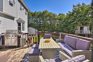 Deck | Gas Grill | Outdoor Dining Area