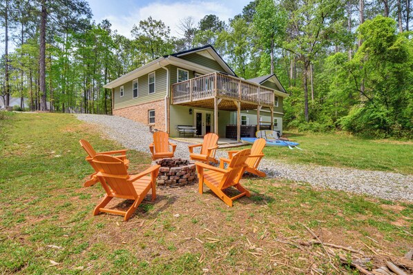 Townville Vacation Rental | 5BR | 3BA | 3,000 Sq Ft | Access Only By Stairs