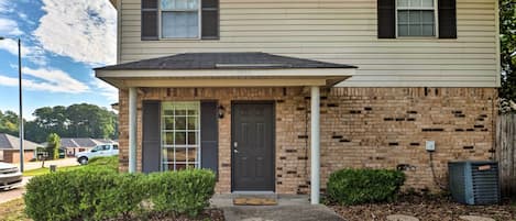 Ruston Vacation Rental | 2BR | 1BA | Stairs Required | 903 Sq Ft