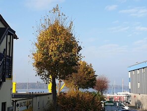 kleiner Meerblick sichtbar vom Eßtisch und vom Büro Arbeitstisch