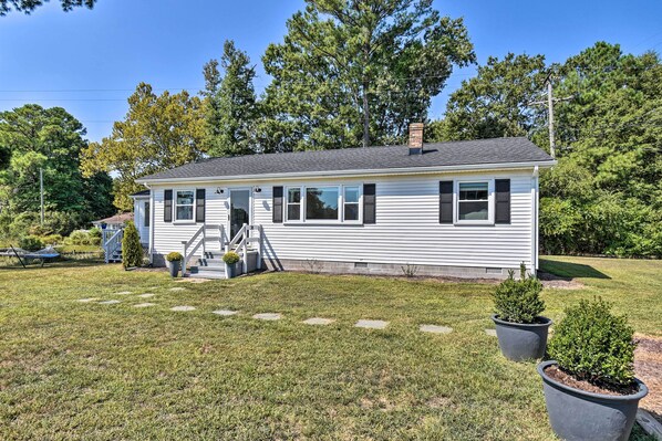 Deltaville Vacation Rental | 2BR | 1BA | 1,092 Sq Ft | Exterior Steps Required
