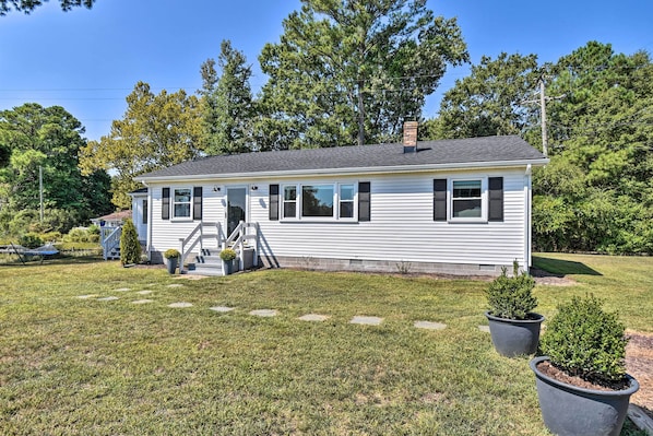 Deltaville Vacation Rental | 2BR | 1BA | 1,092 Sq Ft | Exterior Steps Required