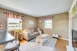 Living Room | Window A/C Unit | Central Heating