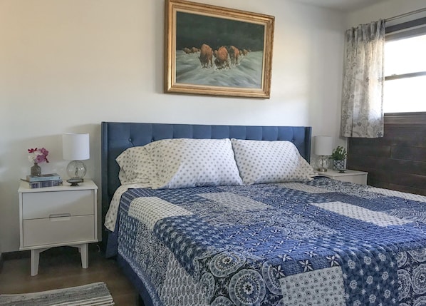 King size bed with 100% cotton bedding