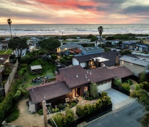 This home is on the beachside of PCH, just a short distance from the sand..😎👌