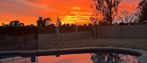 West-facing  back yard for amazing sunsets!