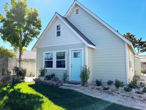 Beautiful newly built cottage across the street from a well equipped park 