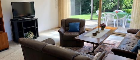 helle Ferienwohnung- 3 Personen, 80qm, 2 Schlafräumen, überdachte Terrasse-Wohnzimmer mit TV und Terrassen Zugang