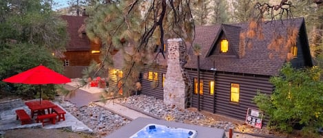 Experience mountain living at its finest in the Wrightwood Chalet - a hidden gem only a block away from the lively atmosphere of Wrightwood, CA.