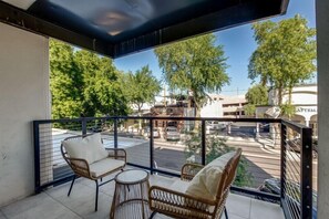 Private Street View Balcony, Perfect for People Watching