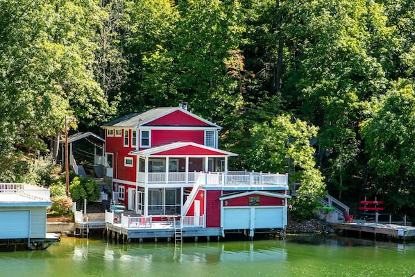 Tucked Away Gem on Lake Lure - Tucked Away Gem on Lake Lure