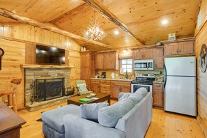 Living Room | Free WiFi | Smart TV | Wood-Burning Fireplace (Wood Provided)