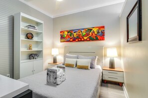 Bedroom | Queen Bed | Smart TV