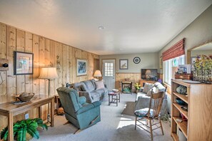 Living Room | 1st Floor | Smart TV | Central Heating | No A/C | Free WiFi