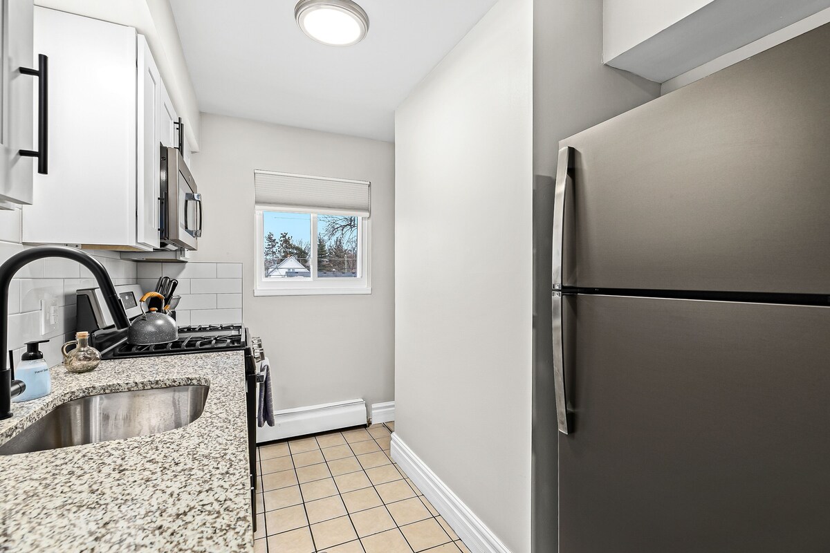 Prime Location! King Bed near Mt. Clemens Downtown