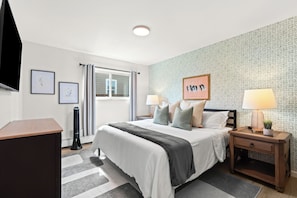 The large bedroom boasts a luxurious king bed to ensure your comfort! Next to the bed there is a bedside table equipped with a reading lamp to enjoy your favorite novel.