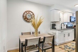 Kitchen Dining Area with seating for 4!