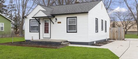 Cozy home is located right near 696 in central Warren