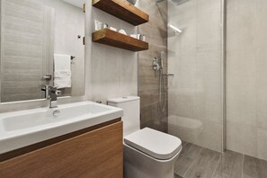 Master Ensuite | In the luxurious master ensuite bathroom, you can wash away your worries.