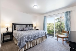 Queen Bed/Room with a view