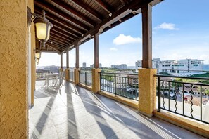 Fine 3 BR Oceanview Penthouse in Prime Location - La Perla Sky! (241)