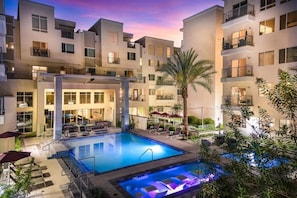 Cozysuites | Paradise 2BR2BA with Pool & Rooftop! Enjoy our Pool and Jacuzzi!