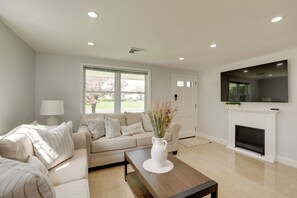 Living Room | Free WiFi | Central A/C | Fireplace