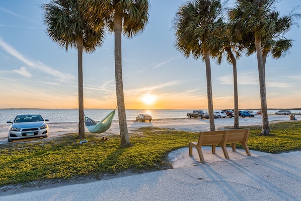 Remodeled, sleeps 8! Close to Dunedin Causeway!