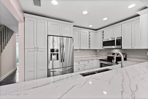 Full size kitchen with granite countertops and stainless steel appliances