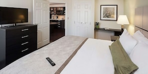 Unit with Queen bed. Exact unit will be assigned upon arrival. Views, colors and decor may vary.