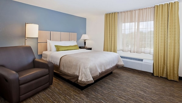 Unit with Queen bed. Exact unit will be assigned upon arrival. Views, colors and decor may vary.