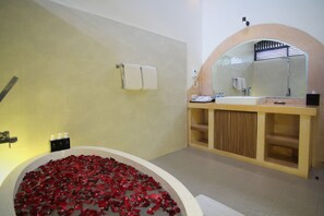 Royal Villa - Bathroom 1