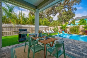Dine outside in the shade