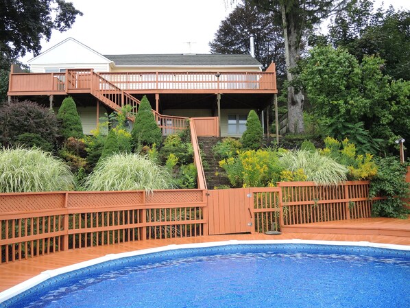 Amazing Valley - Pool, decks and stairs