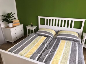 Schlafzimmer mit Doppelbett