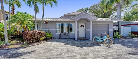 Welcome to The Beach House! Great driveway and enjoy our cruiser bikes!