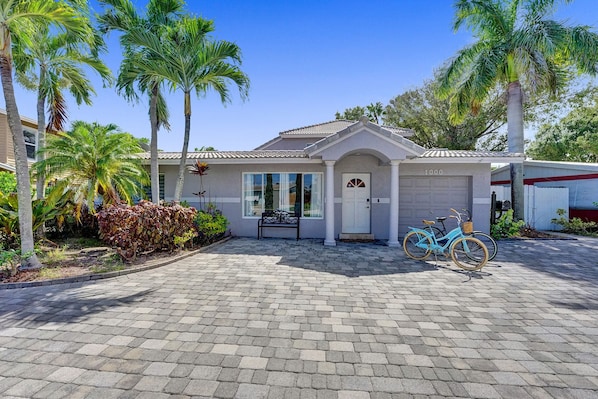 Welcome to The Beach House! Great driveway and enjoy our cruiser bikes!