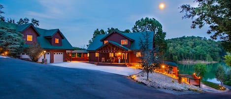 Lake Front Lodge Exterior