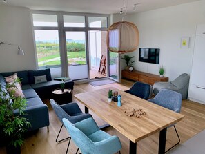 Wohnraum mit offener Küche
