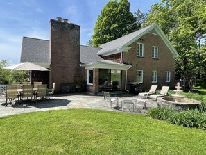 Rear patio w/ outside dining