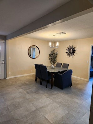 Dinning Room Seats 6