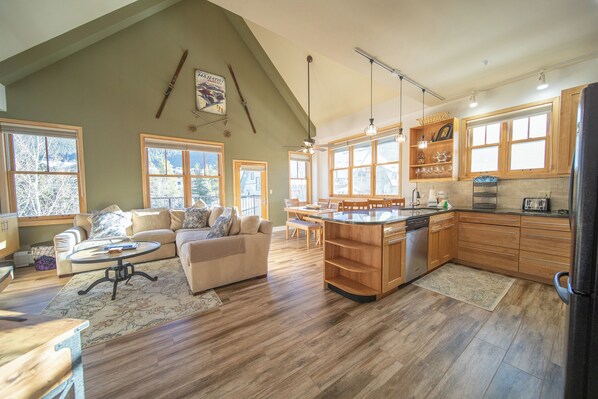 Spacious fully updated condo at the base of Keystone