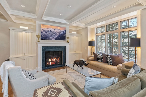 Living Area with fireplace  - Creekside C - Vivid Vacation Renta - Living Area with fireplace - Creekside C - Vivid Vacation Rentals