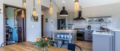 Kitchen - Great space for family time or friendly gatherings.