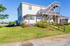 Only a two-minute walk from the water, this 4 Bedroom, 4.5 Bath Duplex is the perfect place for your idyllic beach retreat.