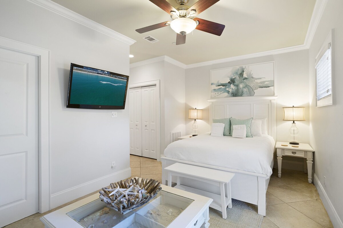 Thirty Blu 8 – 30A, Rooftop Terrace, Community Pool, Free Bikes, Near the Beach!