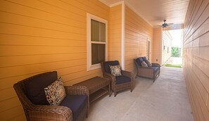 Perfect Start (or End) to Your Day - Sip your coffee while watching the trees rustle in the breeze. This spot is prime!