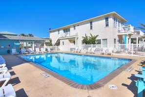 Pool or Ocean? What a wonderful choice - Will you spend your day lounging at the pool or dodging the waves in the Gulf of Mexico? Such are the hard decisions you face when you stay at The Ohana Hut.